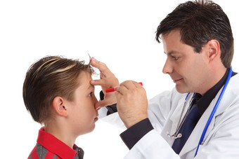医生检查病人眼睛