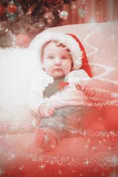 复合图像可爱的婴儿男孩沙发上圣诞节