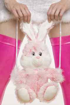 奢侈的粉红色的靴子手持有兔子玩具