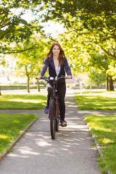 漂亮的红色头发的人骑自行车自行车