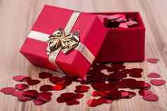 红色的心五彩纸屑盒子情人节爱概念