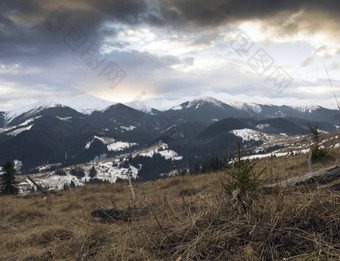 冬天平静山景观