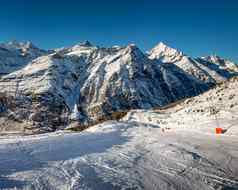 阳光明媚的滑雪坡山山峰策马特瑞士