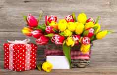 春天郁金香木篮子红色的带圆点的礼物盒子快乐