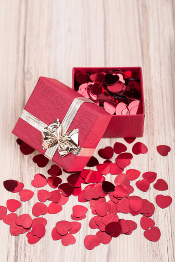 红色的心五彩纸屑盒子情人节爱概念