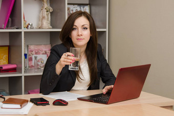 业务女人电脑持有玻璃水
