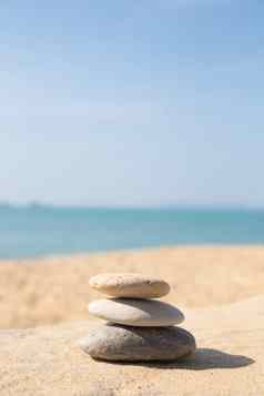 石头平衡鹅卵石堆栈阳光明媚的海海滩