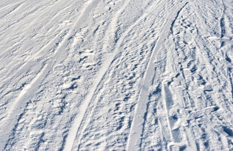 特写镜头照片滑雪板标志着雪坡