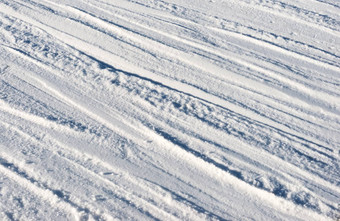 特写镜头照片滑雪板标志着雪坡