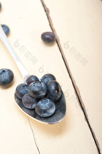 新鲜的蓝莓银勺子