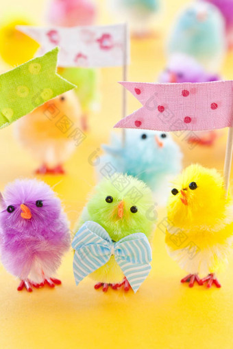 色彩斑斓的复活节小鸡