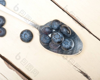 新鲜的<strong>蓝</strong>莓银勺子