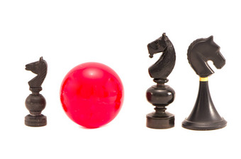 黑色的马国际象棋块红色的台球球孤立的