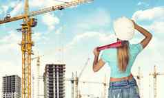 女人头盔站向后持有建筑水平起重机建设网站背景