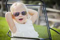 可爱的好玩的婴儿女孩穿太阳镜公园