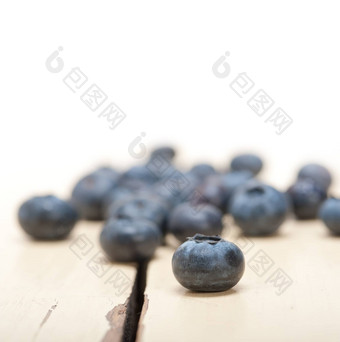 新鲜的蓝莓白色木表格