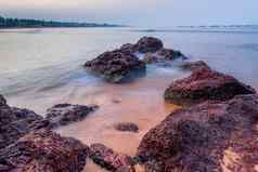 当前的海波美丽的石头海岸