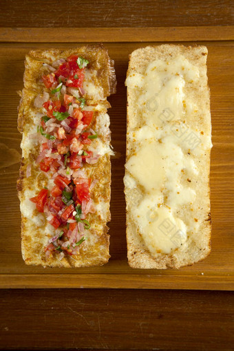 烤开放面对萨尔萨舞蛋三明治融化了马苏里拉奶酪