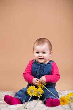 微笑婴儿婴儿黄色的花