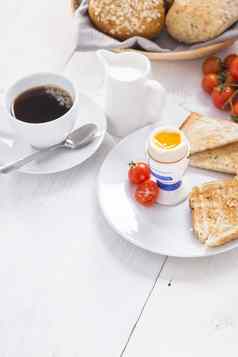 英语早餐白色木表格
