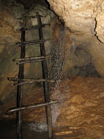 洞穴瀑布楼梯水溪