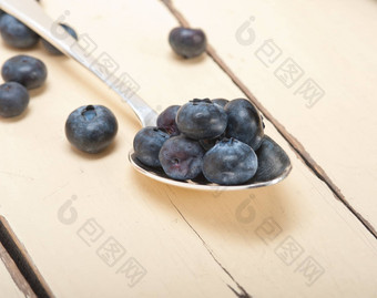 新鲜的<strong>蓝</strong>莓银勺子
