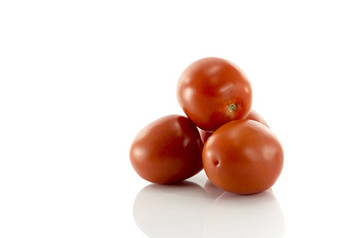 红色的西红柿孤立的白色
