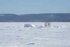 冰上钓鱼小屋冻湖