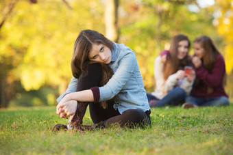 青少<strong>年会</strong>说话的女孩