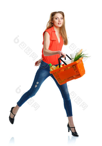 年轻的高加索人女人各种各样的杂货店产品购物