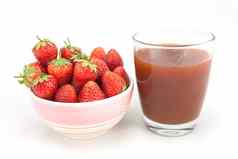 小白色碗填满红色的草莓