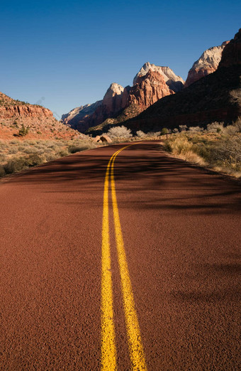 红色的沥青巷道redrock峡谷犹他州乡村道路