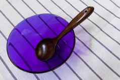 木勺子光紫色的烹饪玻璃碗白色