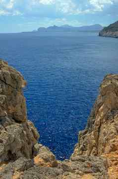 岩石悬崖边缘地中海海