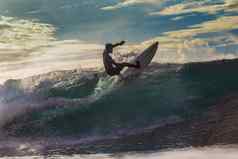 冲浪者令人惊异的波
