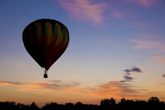热空气气球浮动红色的黎明天空
