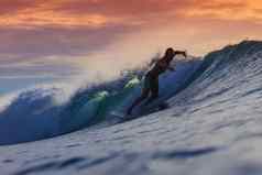 冲浪者令人惊异的波