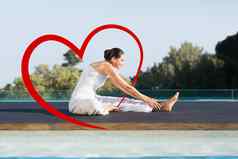 复合图像和平浅黑肤色的女人贾努西尔萨萨纳瑜伽构成在游泳池边