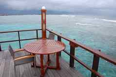 表格椅子开放空气咖啡馆海洋视图