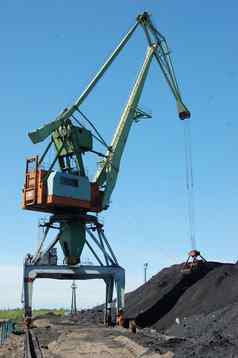 河港口货物起重机加载煤炭