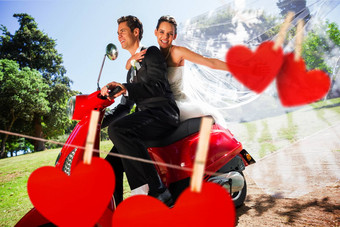 复合图像新婚夫妇享受踏板车骑