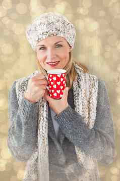 复合图像微笑女人冬天时尚相机杯子