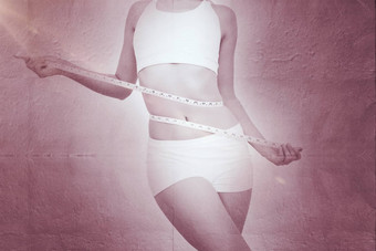 复合图像苗条的女人测量腰磁带测量