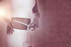 复合图像上腹部女人测量腰