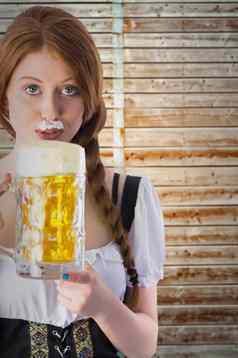 复合图像啤酒节女孩喝壶啤酒