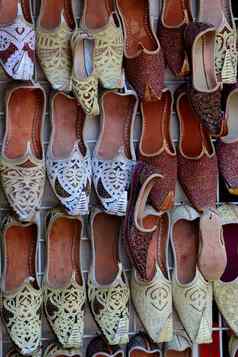 传统的阿拉伯鞋子市场