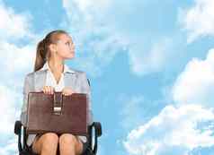 业务女人裙子上衣夹克坐着椅子背景蓝色的天空云