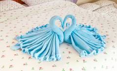夫妇蓝色的天鹅心形状的毛巾