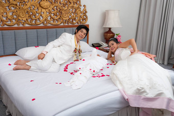 亚洲泰国新娘新郎床上婚礼一天