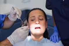 牙医护士检查害怕病人